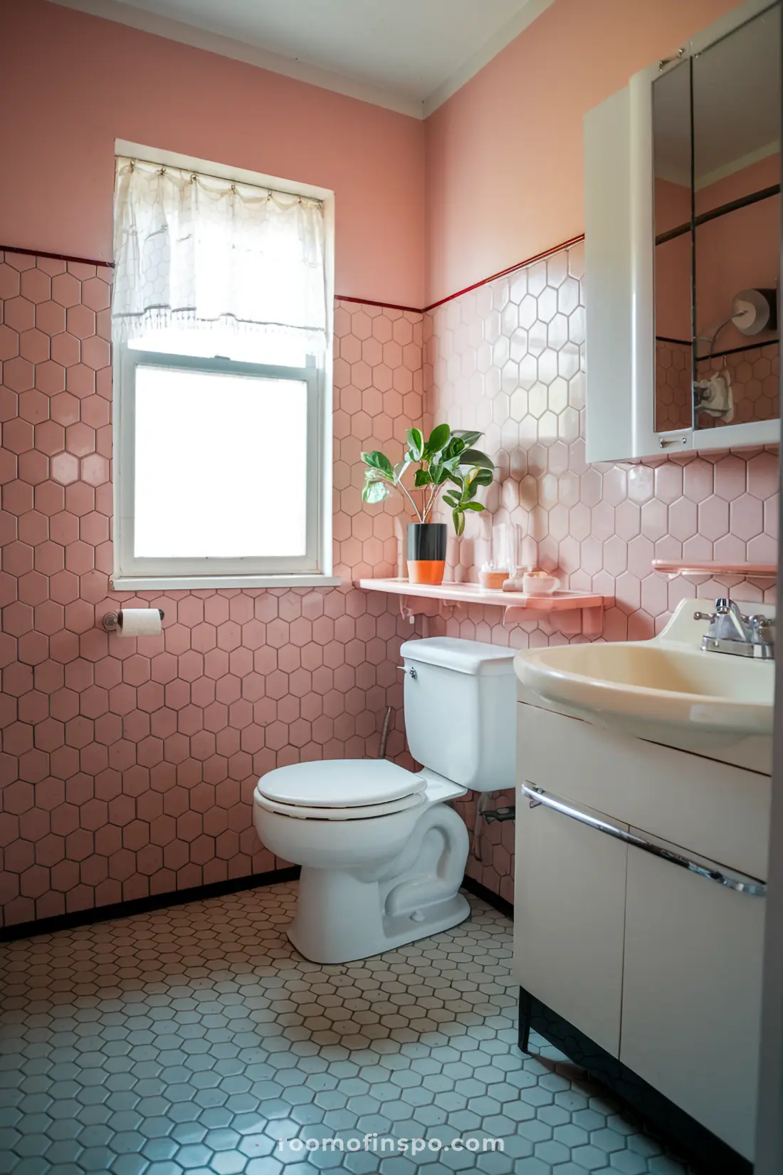 Um banheiro dos anos 1950 com azulejos em padrões hexagonais ousados na cor rosa.