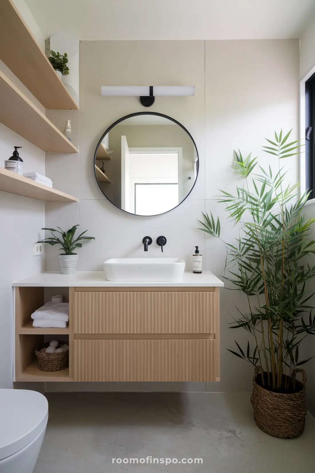 Design de banheiro Japandi compacto com prateleiras flutuantes e tons neutros.