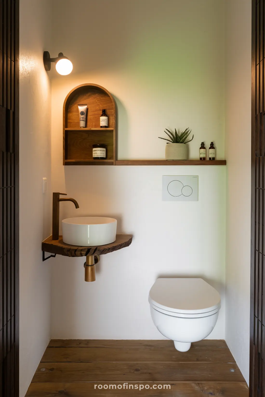 Design de banheiro Japandi compacto com prateleiras flutuantes e tons neutros.
