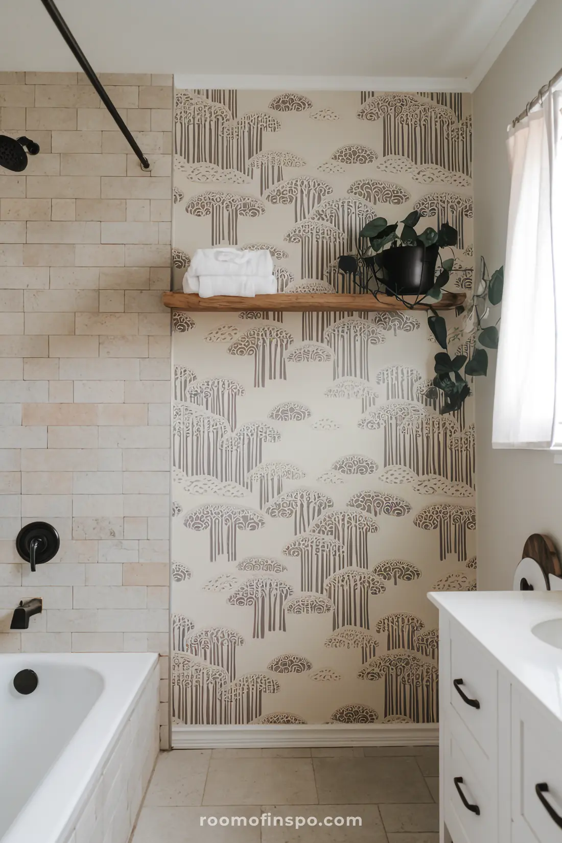 Papel de parede Japandi inspirado na natureza em uma parede de destaque trazendo sutis toques de caráter.