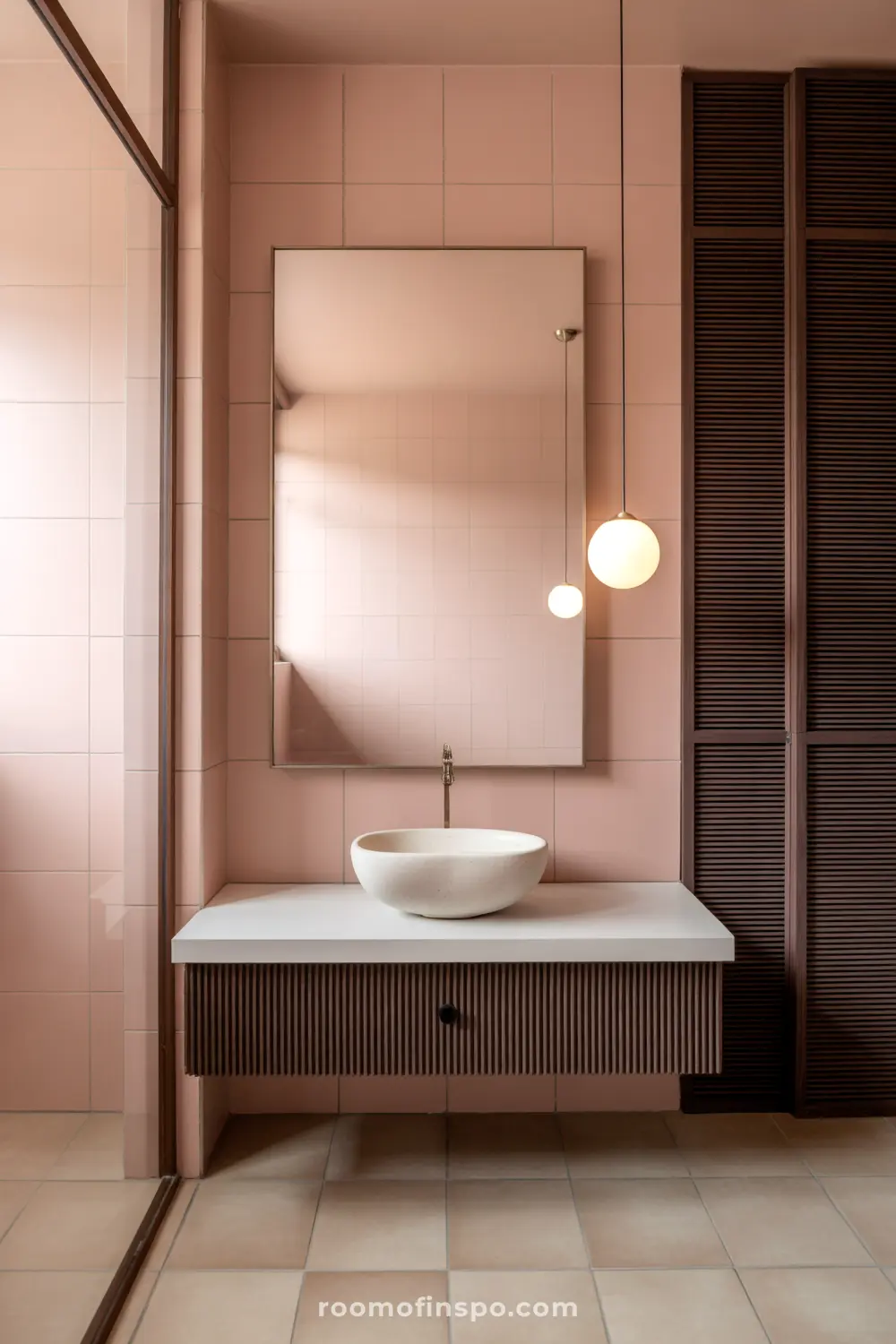 Banheiro Japandi rosa com sutis nuances de blush e decoração minimalista.