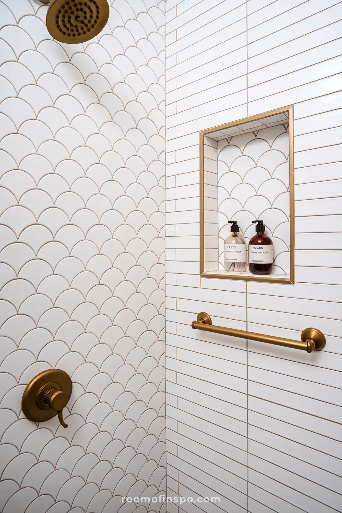 Banheiro com azulejos de sereia brancos e decoração estilo spa.