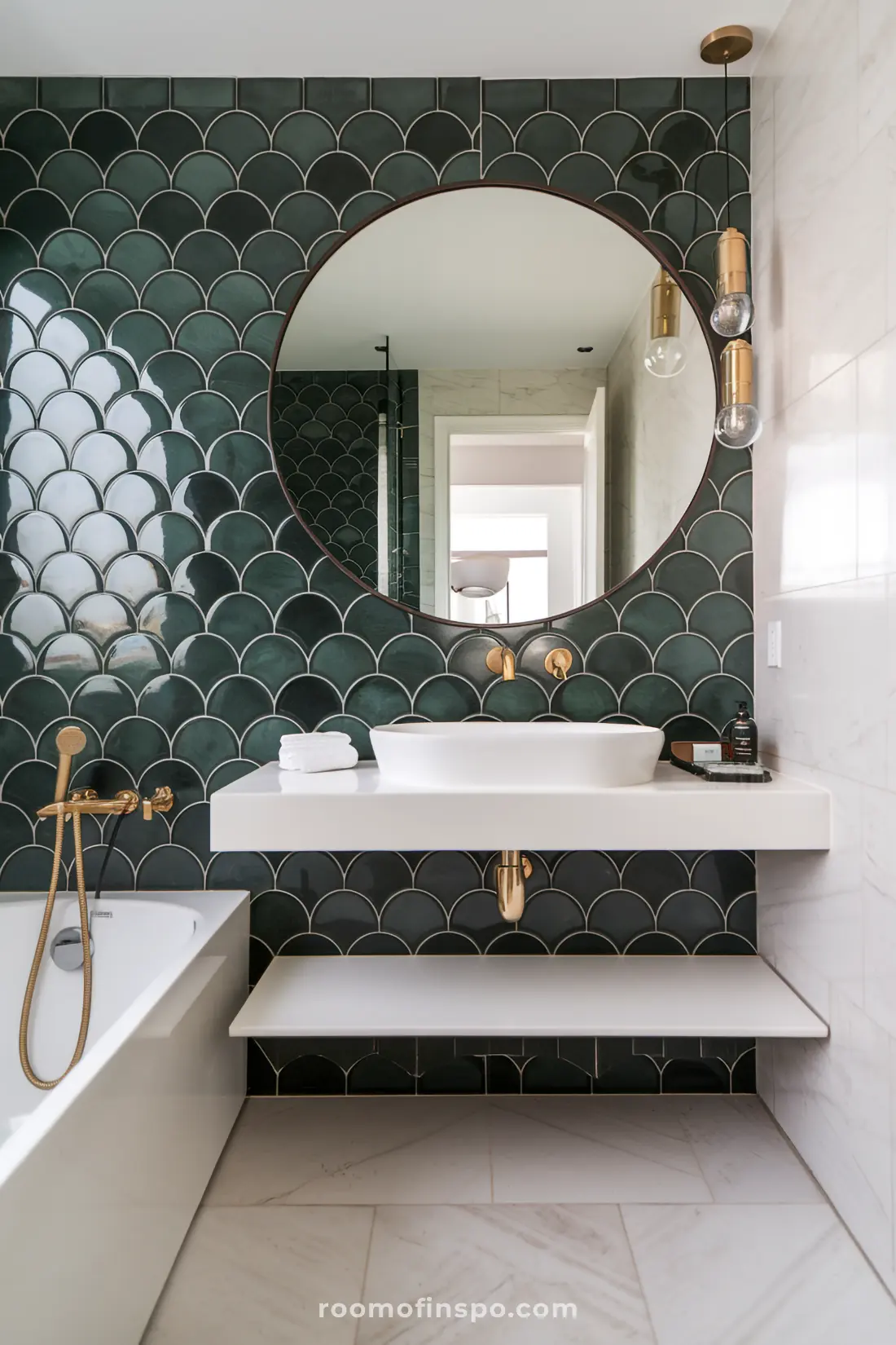 Banheiro com azulejos de sereia verde escuro e decoração ousada.