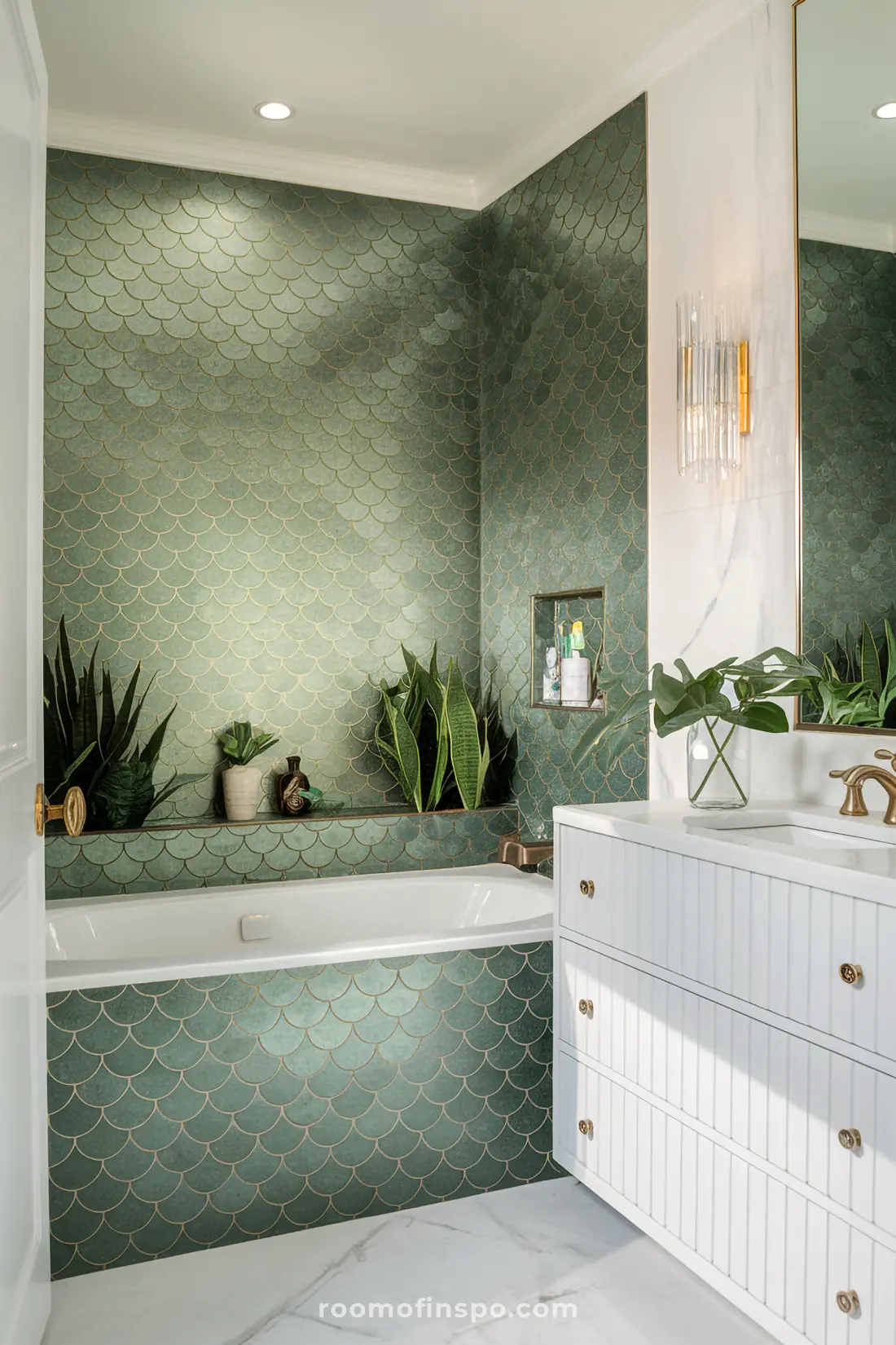 Banheiro com azulejos de sereia e rejunte dourado, além de acabamentos luxuosos.