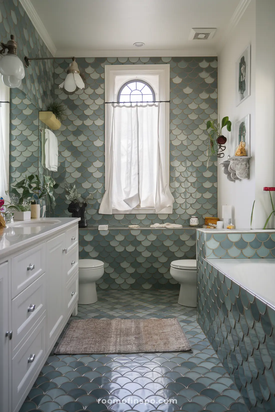 Banheiro com azulejos de sereia do chão ao teto e acabamentos acolhedores.