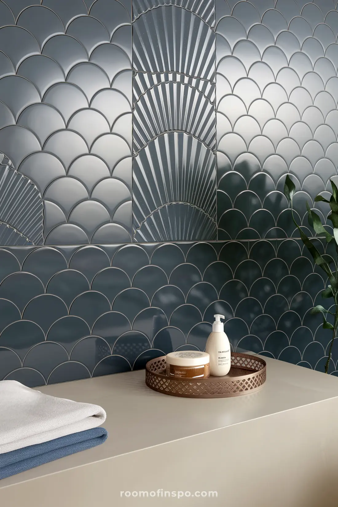 Banheiro com azulejos de sereia texturizados e decoração elegante.