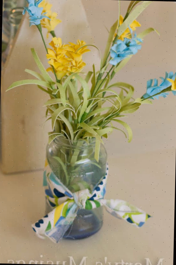 Um buquê de flores em um vaso sobre uma mesa
