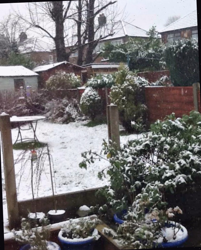 Pátio levemente coberto de neve em Salford, Inglaterra