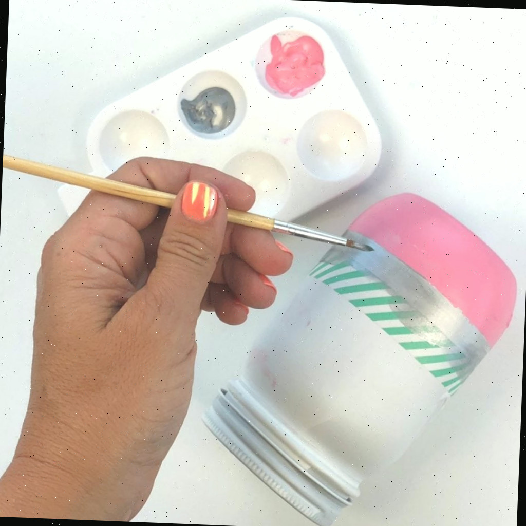 Pintando a jarra de conservas - fita washi ajuda a manter as linhas retas
