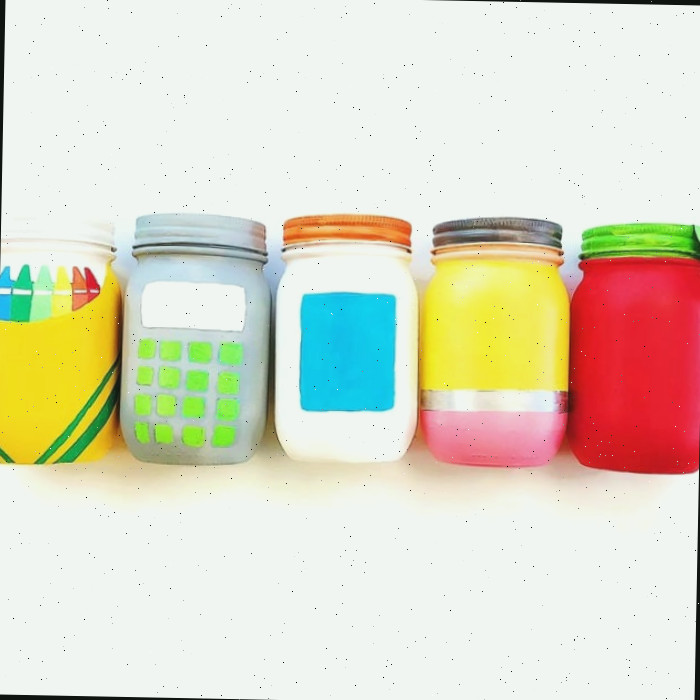 Jarras de conservas pintadas de materiais escolares sem rostos