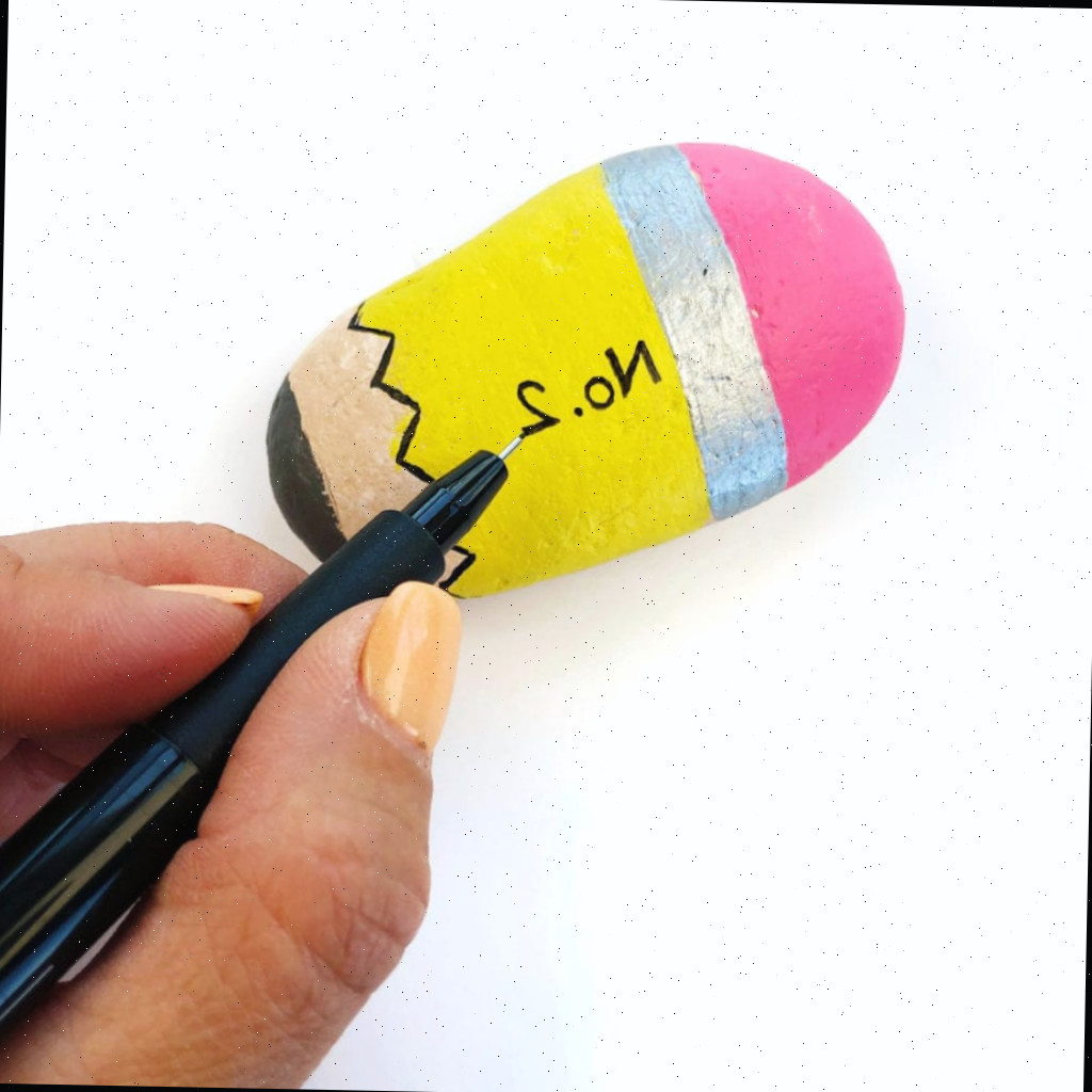 Pedra pintada de lápis para volta às aulas