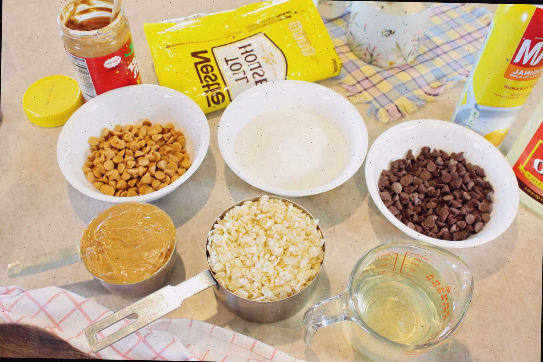 Ingredientes para fazer scotcharoos em uma bancada.