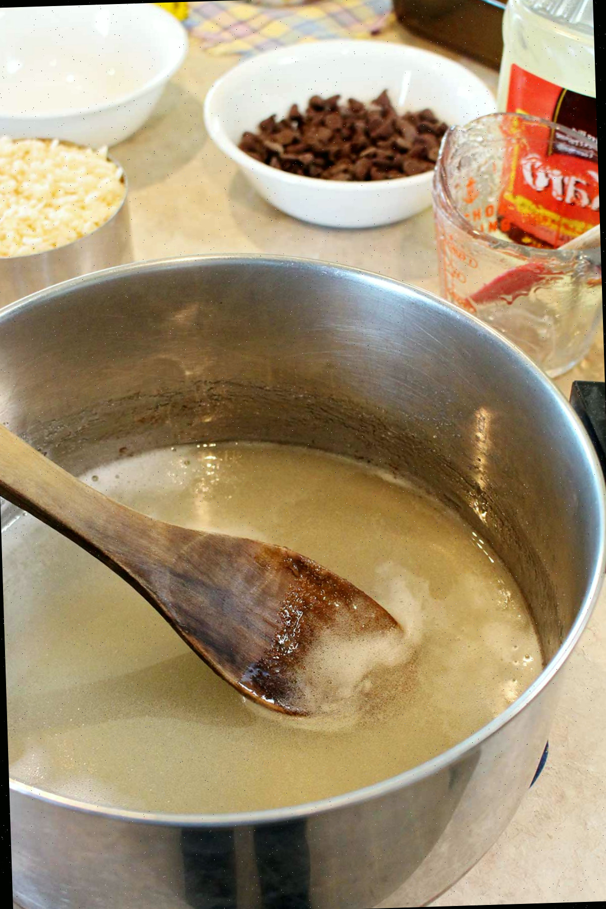 Mistura de xarope Karo em uma panela com outros ingredientes por perto.