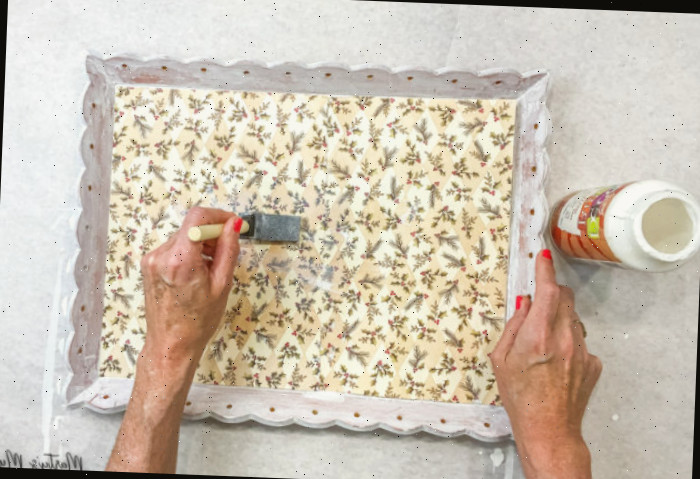 Sele o papel de scrapbook na bandeja com Mod Podge