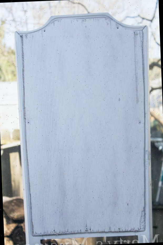 Uma placa na lateral de um prédio