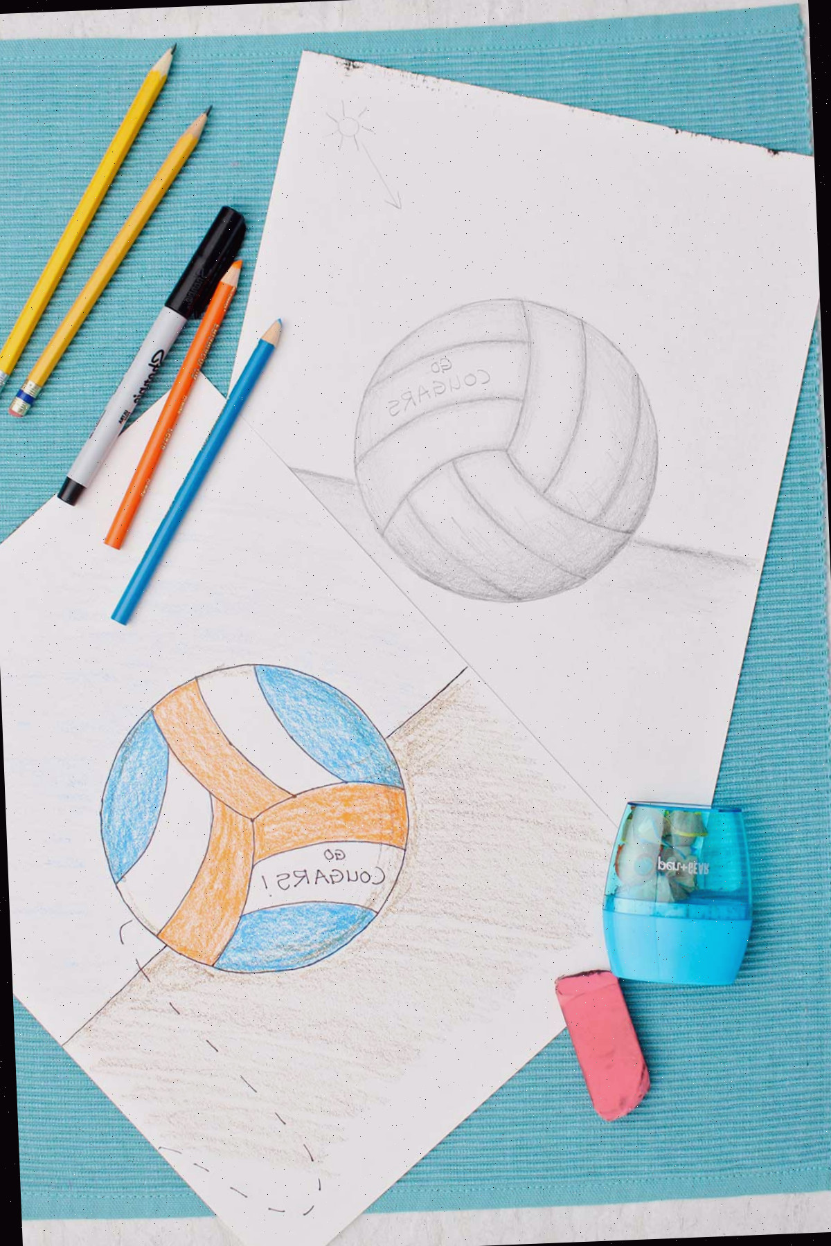 Desenhos de uma bola de vôlei. Um em lápis com sombreamento e outro colorido com lápis de cor azul e laranja.
