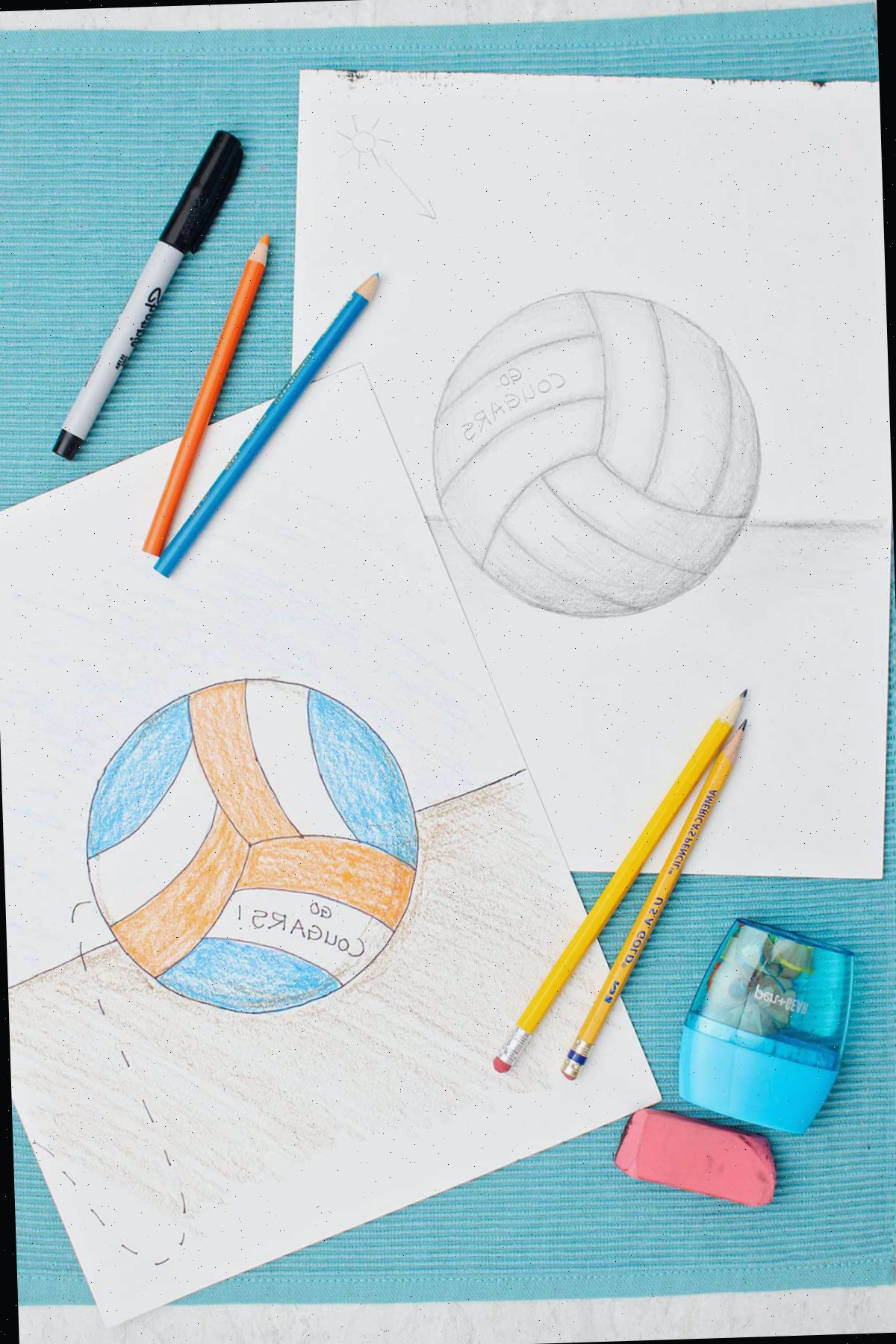 Desenhos de um vôlei. Um em lápis com sombreamento e outro colorido em lápis de cor azul e laranja.