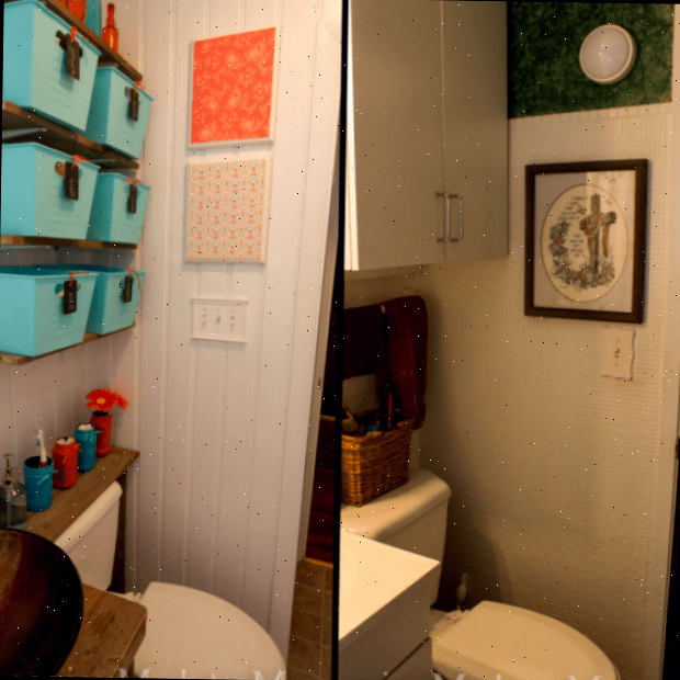 Um quarto com um grande espelho