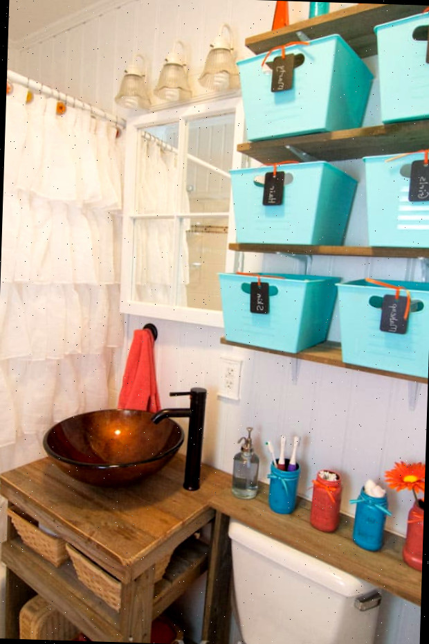 Uma cozinha com uma pia e um espelho