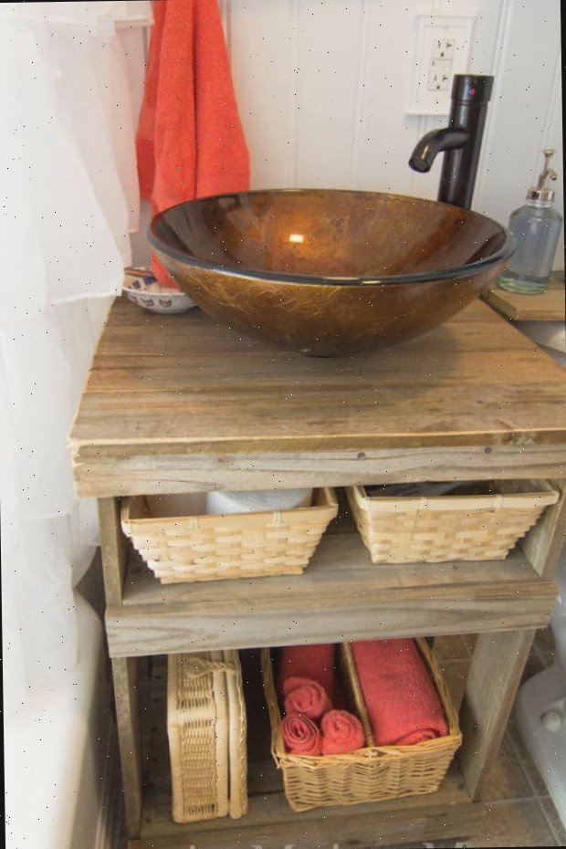 Um forno de fogão dentro de uma tigela, com Banheiro e Cerca