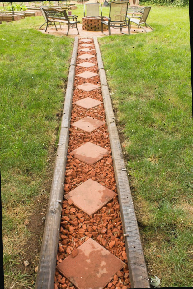 Um par de cadeiras de jardim em um campo coberto de grama