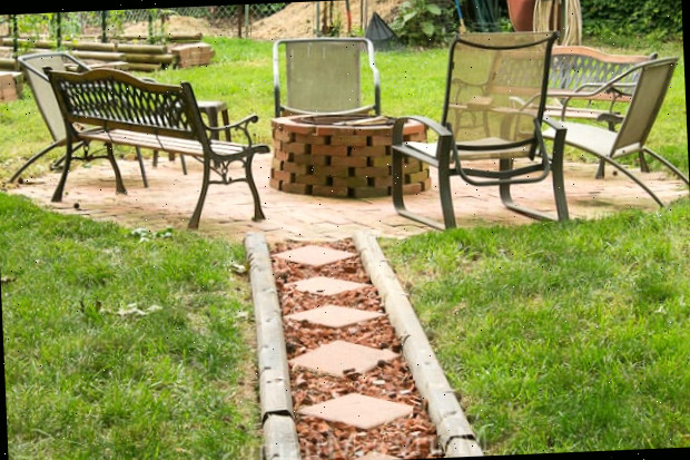 Um casal de cadeiras de jardim em um campo coberto de grama