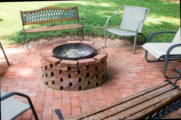 Um conjunto de cadeiras de jardim em cima de uma mesa de piquenique