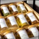Frascos transparentes com tampas de madeira e rótulos brancos para especiarias