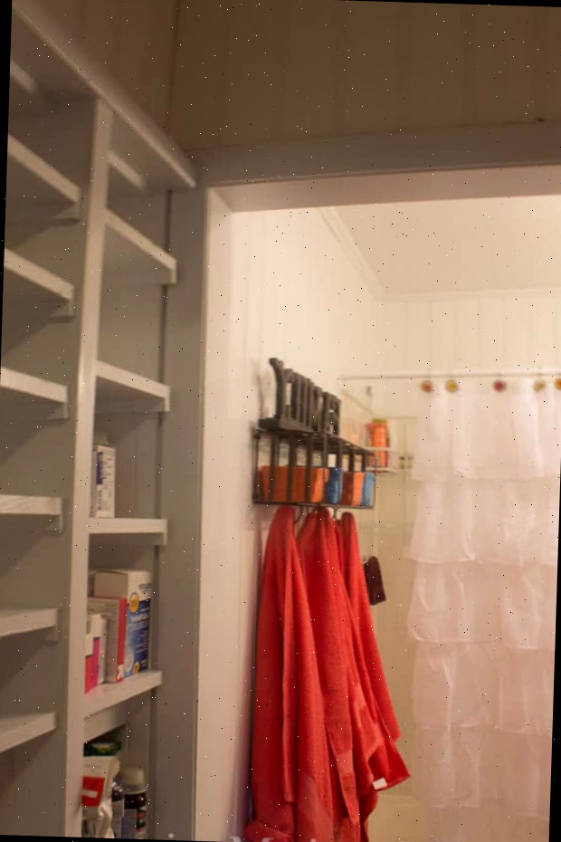 Uma visão próxima de uma prateleira de livros
