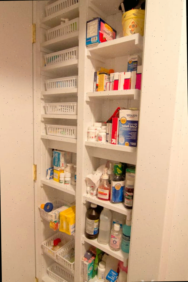 Um refrigerador com a porta aberta