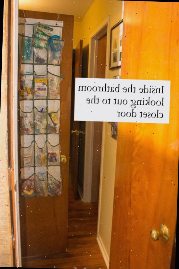 Uma placa acima de uma porta
