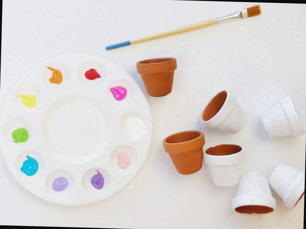 Pintura das partes pequenas das flores de branco para preparação