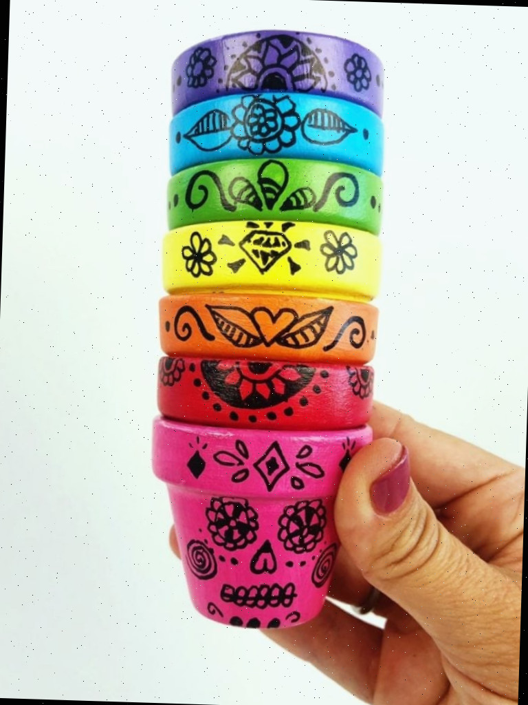 Pilha de vasos de flores pintados coloridamente