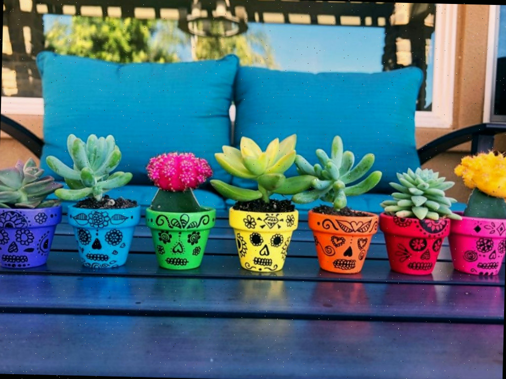 Centro de mesa vibrante de Halloween com caveira mexicana