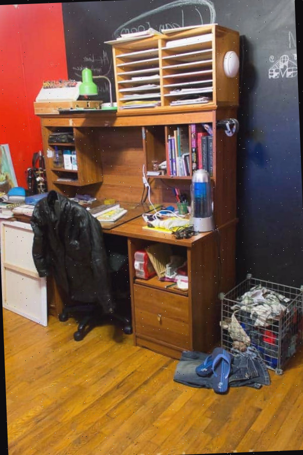 Uma sala de estar cheia de móveis e uma TV