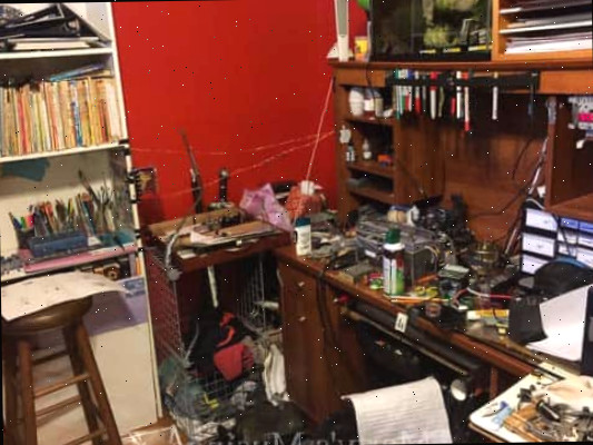 Uma mesa bagunçada com uma estante de livros