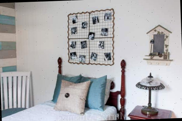 Um quarto com uma cama e uma cadeira em um ambiente