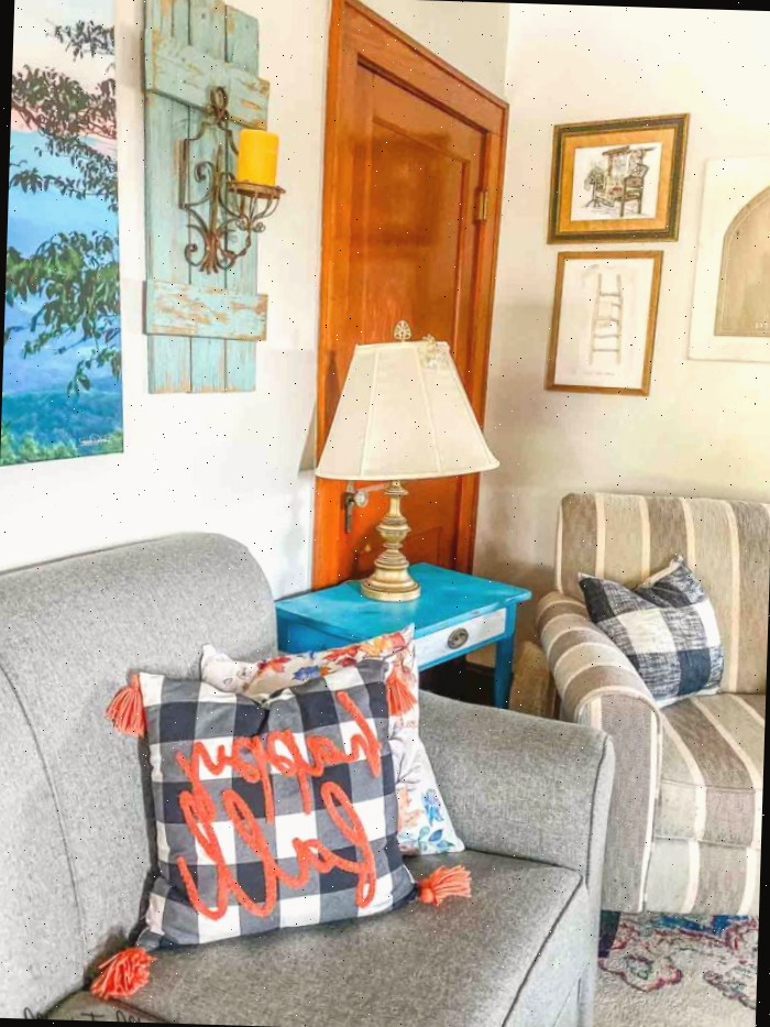 Cantinho aconchegante decorado para o outono com almofadas