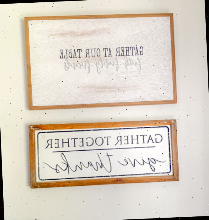 Duas placas de reunião na parede