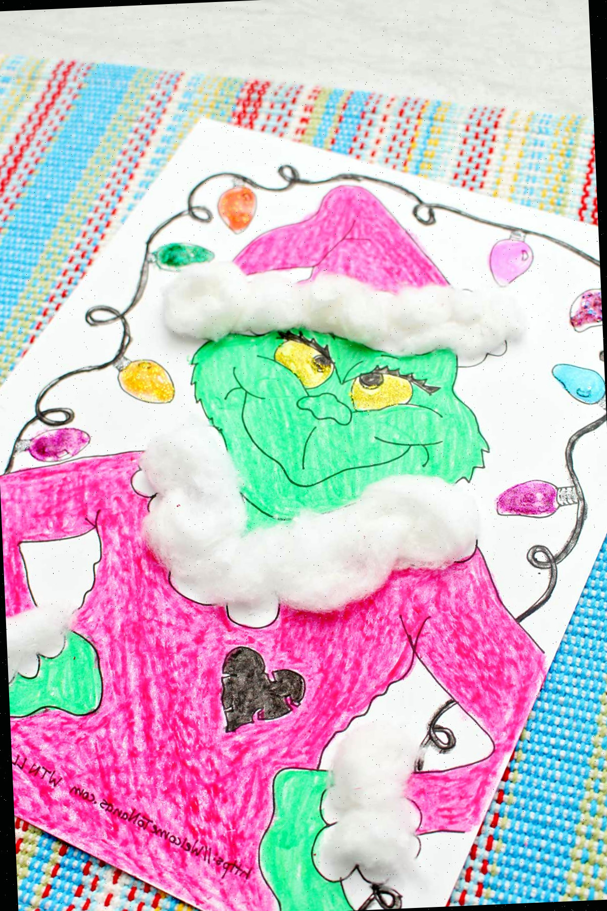 Close de uma página de colorir do Grinch finalizada.
