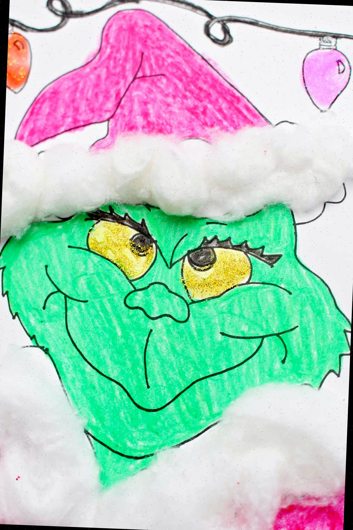 Close de uma página de colorir do Grinch finalizada.