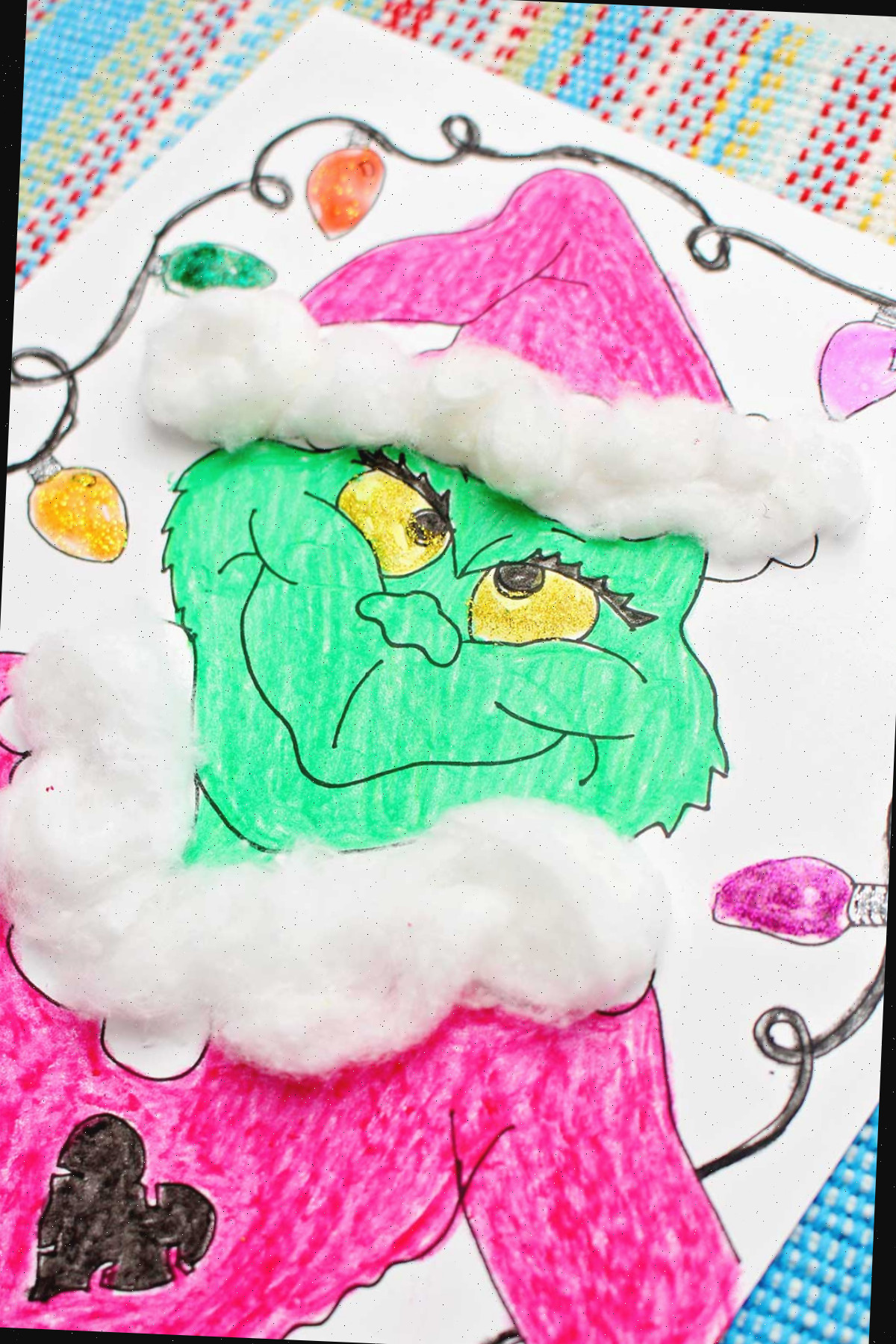 Close up de uma página de colorir Grinch finalizada.