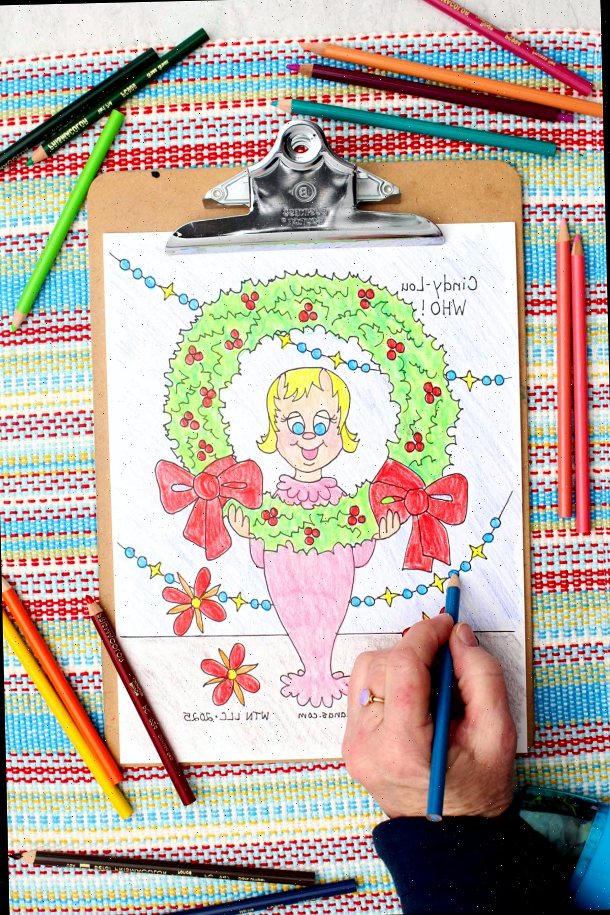 Uma página para colorir de Cindy Lou Who e uma guirlanda de Natal de Como o Grinch roubou o Natal