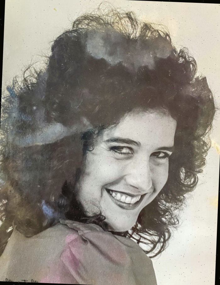 Foto antiga em preto e branco de uma menina com cabelo encaracolado