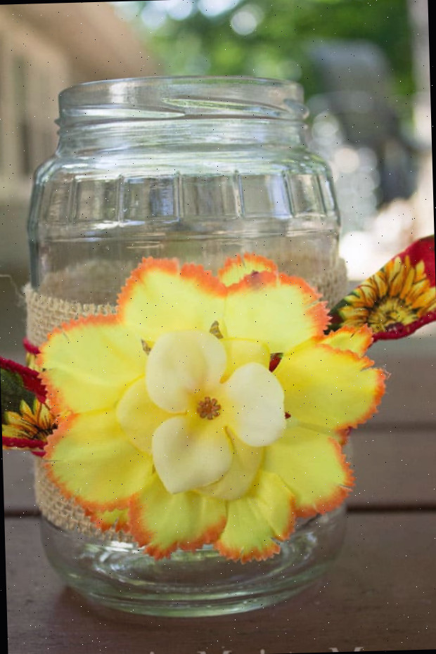 Um vaso de flores sobre uma mesa