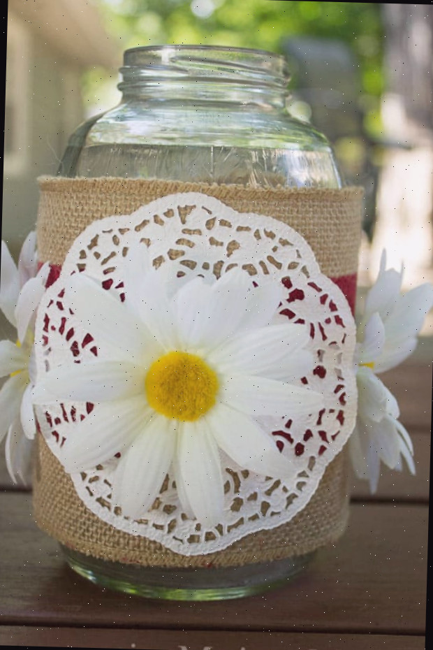 Um vaso de flores sobre uma mesa