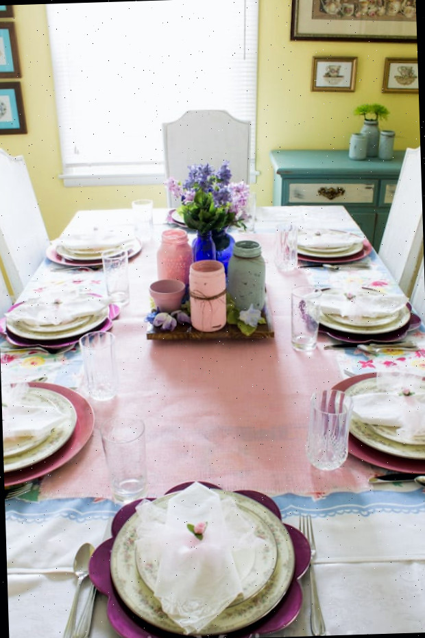 Uma mesa de jantar com um bolo em um prato, com festa e ambiente
