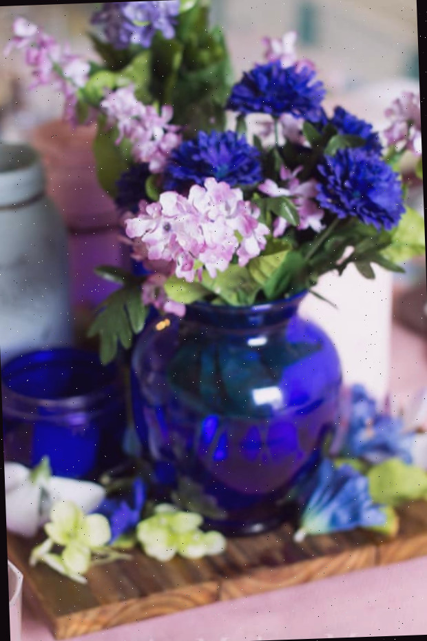 Um buquê de flores em um vaso sobre uma mesa