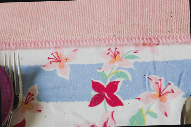 Toalha de mesa e flor