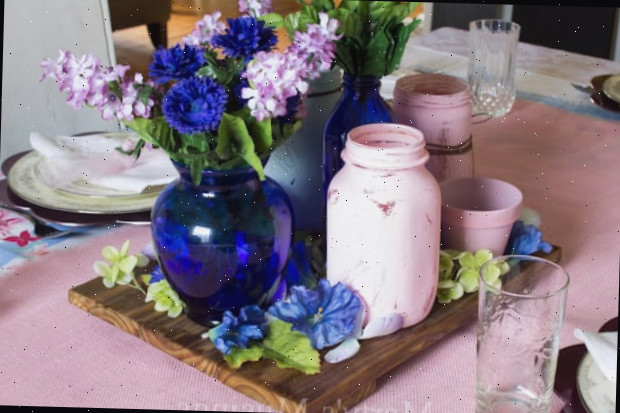 Um vaso de flores sobre uma mesa